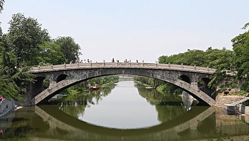 趙州橋 又稱(chēng) 安濟(jì)橋 ,距今已有千年歷史,傳說(shuō)橋上有仙跡